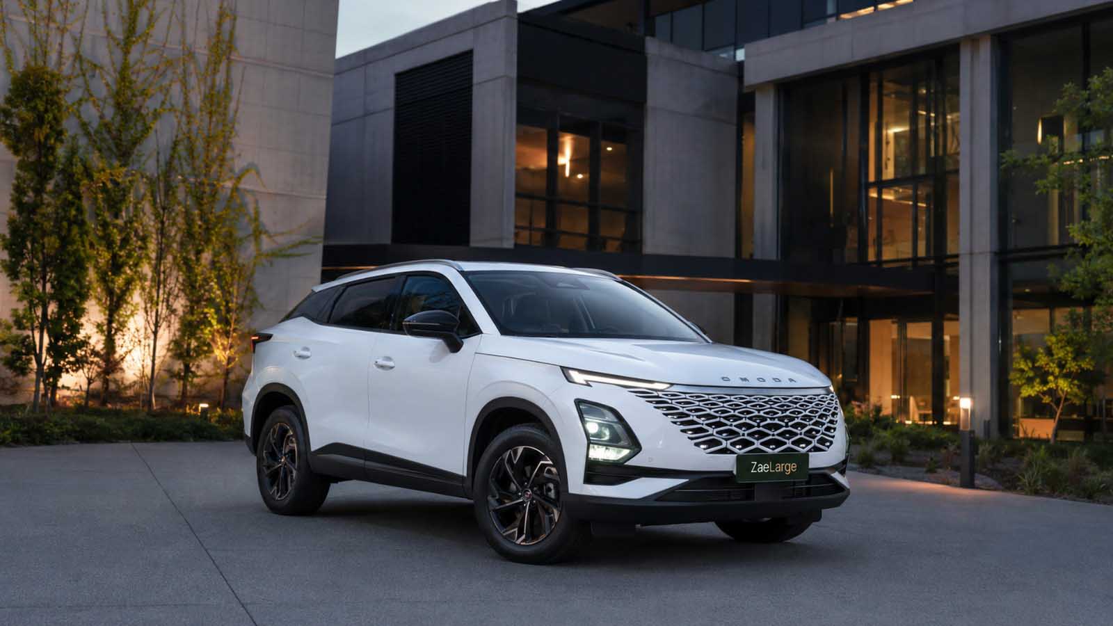 White Omoda C5 modern SUV hire in Cape Town